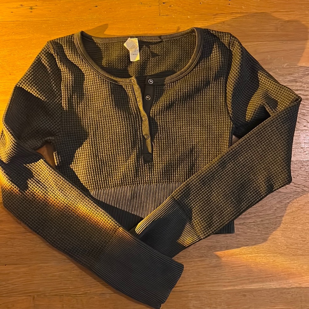charcoal grey aerie long sleeve w/ thumb holes